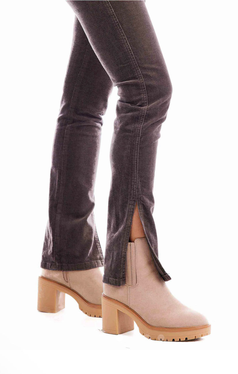 Felix Corduroy Jeans in dark gray with side ankle slits. Available in sizes 24–32.