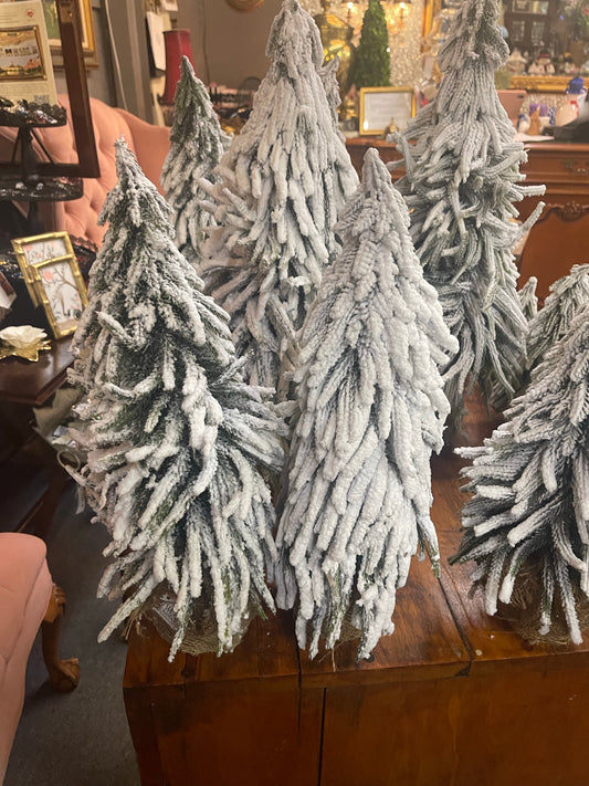 Snow Covered Christmas Tree (Medium/Medium)